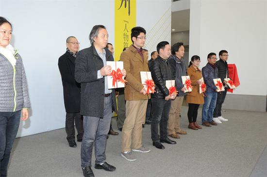  马国强、谌宏微先、黄骏教授、刘泉义教授、曹宝泉教授向苏州市教育局系统各美术教研室赠送双年展画册