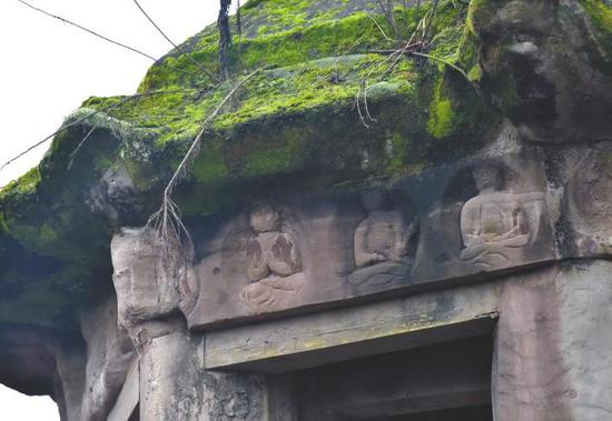 安岳孔雀洞后山顶上的经目石塔，受风化严重，还曾遭受过人为破坏