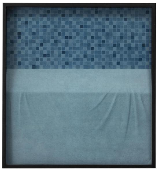 《深蓝马赛克浅蓝桌面（a型）》 65×60厘米 纸本设色 木刻浮雕 杭春晖 2016年