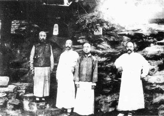 北京蕉叶山房创立者张瑞珊与罗振玉、王国维、刘鹗从（左到右），1906年在北京合影。