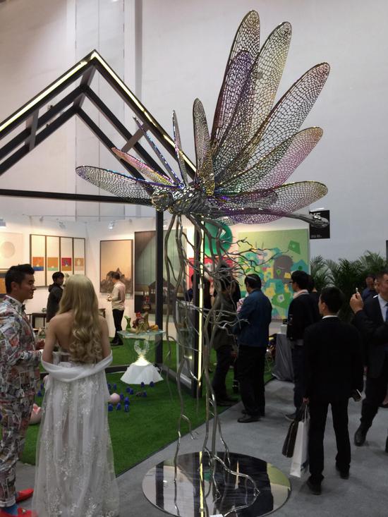《再生-蜻蜓》  150x210x350 cm  不锈钢镀色  2015 在2015 CIGE首展