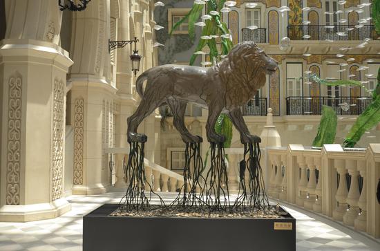 《再生-狮子的梦想》玻璃钢 综合材料  205x85x210cm  2014 在 澳门狮子双年展  美高梅