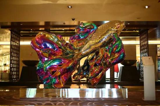 《再生-鲤鱼》不锈钢镀色  300X200X200cm 2016 在《新风尚—中国当代雕塑邀请展》首展  厦门磐基