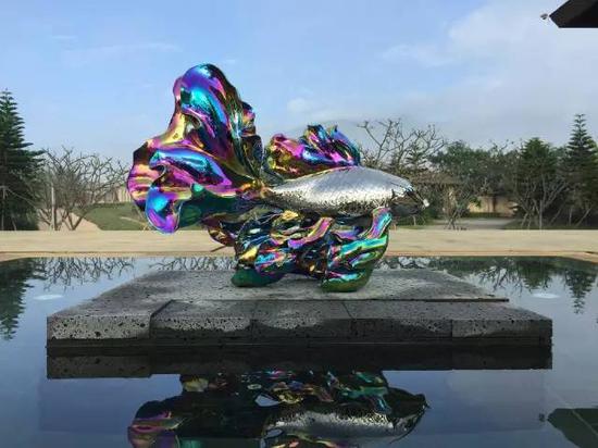 《再生-鲤鱼》在《文奢桃源：首届三亚海岸雕塑展》三亚 中国院子