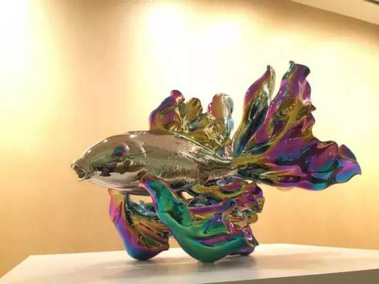 《再生-鲤鱼》不锈钢镀色  89X57X60cm 2015 在 胡润新加坡“再生”艺术酒会首展
