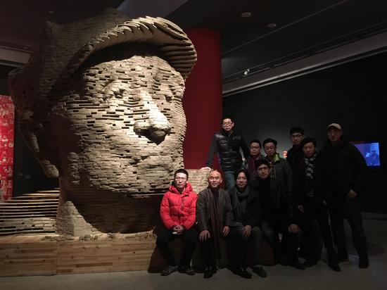 央美雕塑系第一第二工作室全体师生在作品《活着》前合影