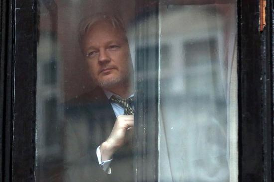 在厄瓜多尔大使馆，维基百科创始人Julian Assange在阳台上准备演讲。