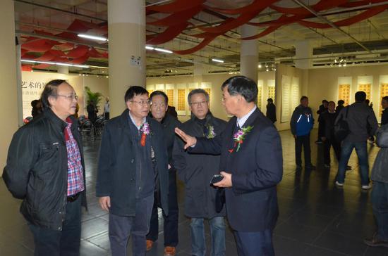 张仲亭先生陪同中国毛泽东诗词研究会会长陈晋观展2