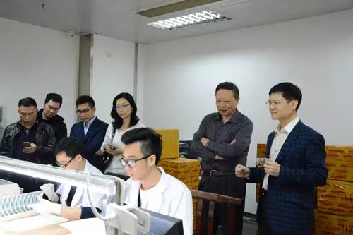 江则昊总经理陪同人大代表团一行人参观了第三方鉴定机构的工作现场