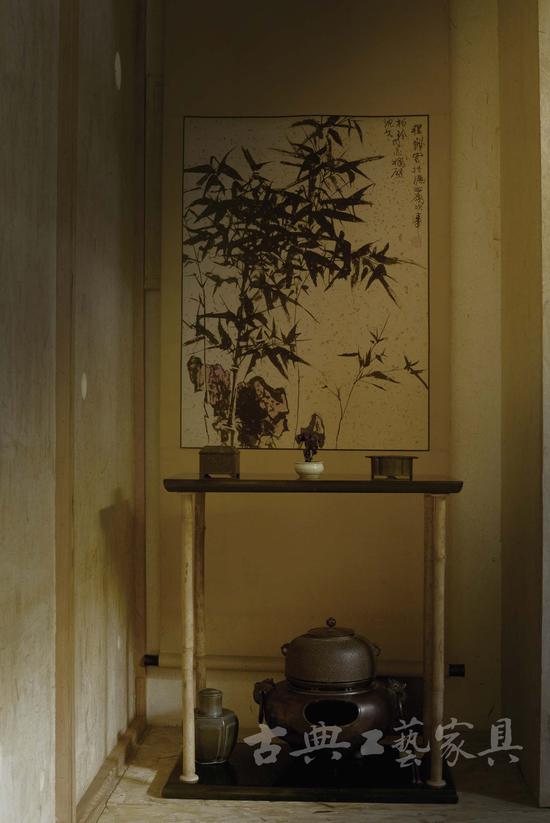程十发赠予沈也父亲的竹石图，为斋室增添了自然清趣与文人逸气。