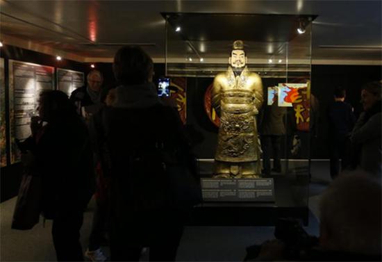 12月22日，在比利时列日，参观者观看一尊秦始皇雕像