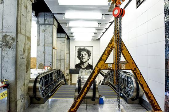 Chuck Close《Subway Portraits》以马赛克拼出作曲家菲利浦．葛拉斯（Philip Glass）的肖像
