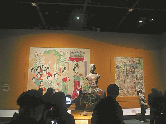 12月27日,“丝路之魂”文物特展,观众观看石窟石像画像。王俊 摄