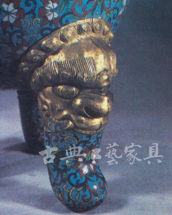 图16 中国景泰蓝香炉局部,乾隆款识(1736-1795年),高50.1厘米。(现藏于美国纳尔逊·艾京斯美术馆,由Jacob L