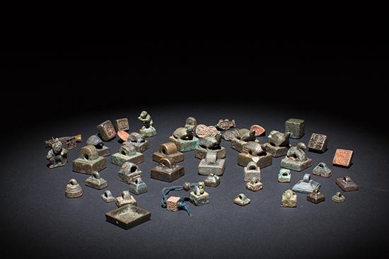3296

　　清 李嘉福旧藏历代铜印（一组四十九方）

　　起拍价：1，200，000