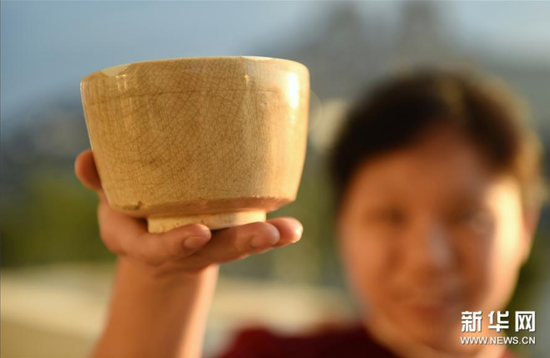 工作人员展示从南靖东溪窑遗址挖掘出的米黄釉香炉（12月27日摄）