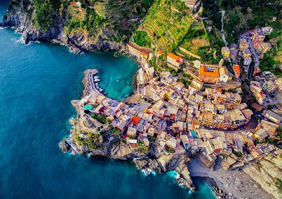 意大利五渔村中的韦尔扎纳

　　图片来源：Jcourtial/Dronestagram