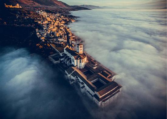 意大利翁布里亚区阿西西的圣弗朗西斯教堂
图片来源:Fcattuto/Dronestagram