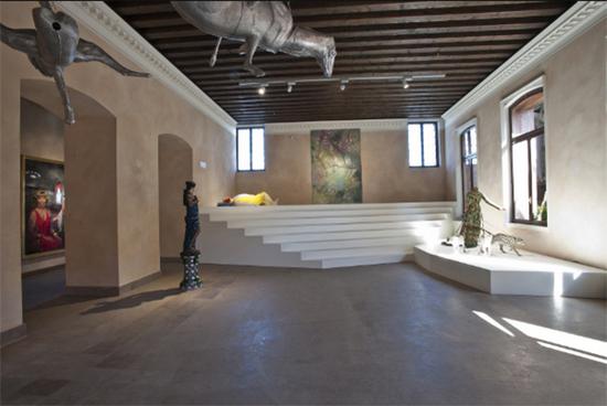 第56届威尼斯艺术双年展，万海伦茨“心碎旅馆（Heartbreak Hotel）”，2015年。图片来自网络