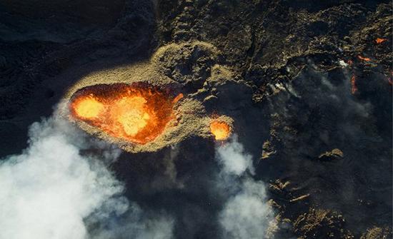 印度洋留尼汪岛的皮顿德拉富尔奈斯活火山

　　图片来源：Jonathan Payat/Dronestagram
