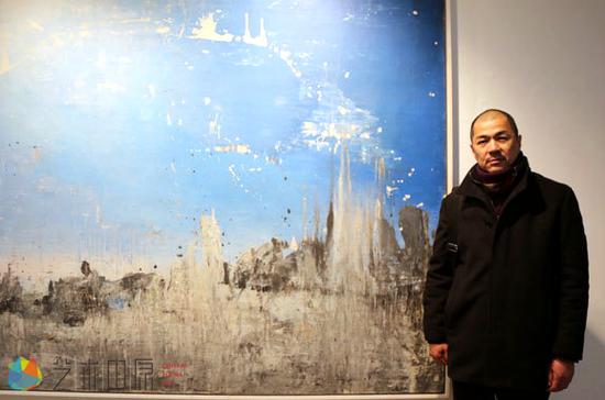 艺术家冯良鸿在自己作品前留影