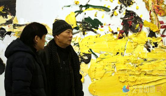 艺术家马树青（左）在观看朱金石的作品