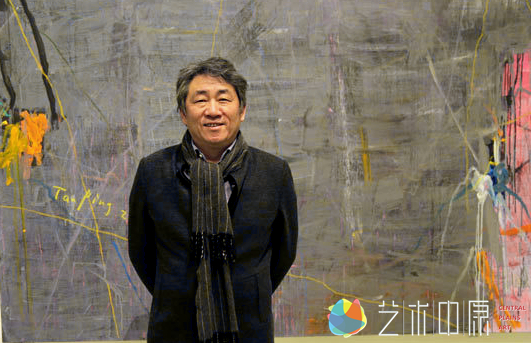 中国艺术研究院副院长、国家当代艺术研究中心主任谭平在自己作品前留影