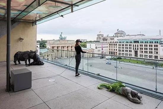 　　Jon Rafman带观众在3分钟内体验了巴黎广场的毁灭，看到自己所站的阳台倒塌，所有人坠入海洋深处。 Installation view of The View of Pariser Platz, 2016