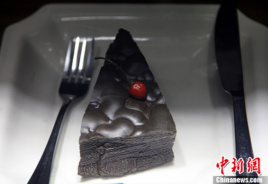 底价为10万元人民币的奇石展品“巧克力蛋糕”。 中新社记者 李进红 摄