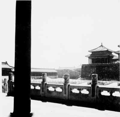 　　1938年，紫禁城午门东北侧翼楼。太和门汉白玉栏杆每一根望柱都贴有标语，上可辨认出“同文同种的民族更需要同心同德”字样