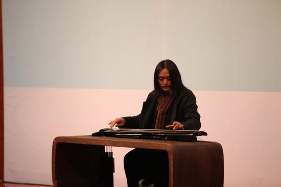书画古琴艺术家陈逸墨先生在展演开幕式上演奏《G乃》