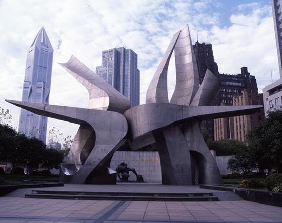余积勇作品《五卅运动纪念碑》》 1990年 上海人民广场雕塑