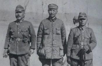 投降后的新編第五軍長孫殿英（中）