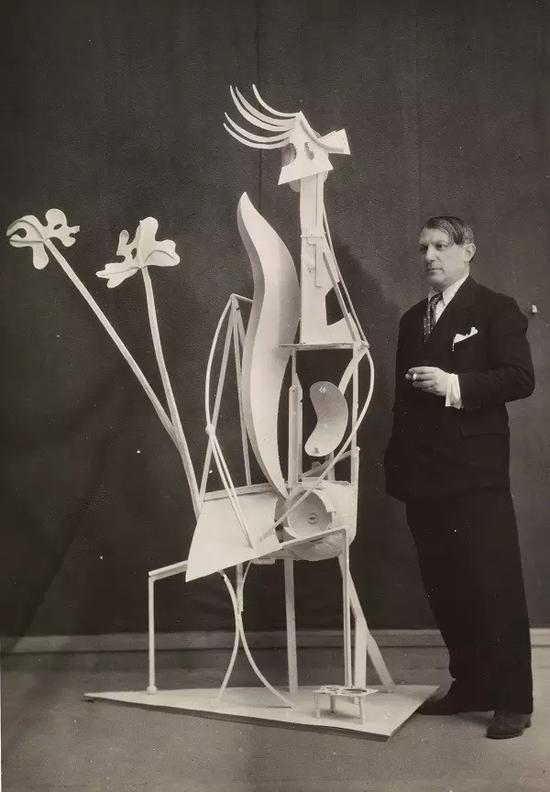 　　1932年，毕加索与他的雕塑作品《花园中的女人》。图片来源：RMN-Grand Palais （musée Picasso de Paris））/ Mathieu Rabeau