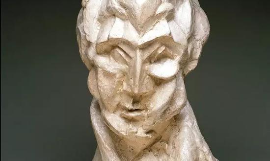 毕加索创作于1909年的《女性(Fernande Olivier)人头像》。图片来源:Tom Jenkins / Raymond and Patsy Nasher Collection,Nasher Sculpture Center,Dallas