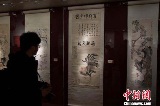 　　1月5日，錦繡雞——南京博物院藏雞文物展》在南京博物院特展館開展，集中展出了以雞為主題的東漢綠釉陶雞、漢代紅陶雞、南京剪紙雞等百余件文物?！°蟛?攝