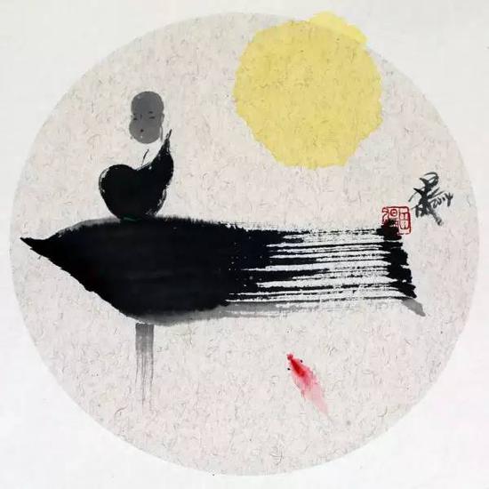 《月影见鱼欢》（纸本水墨，直径32cm，2014 年）