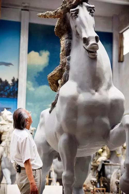 1990 年，叶毓山在黑龙江牡丹江创作了全国最大的裸体铜雕作品《日、月、山、川》
