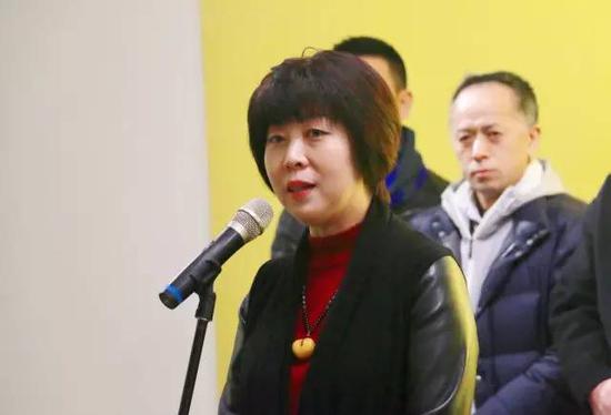 百家湖集团海外总裁、ART100画廊总经理李彩云女士发表讲话