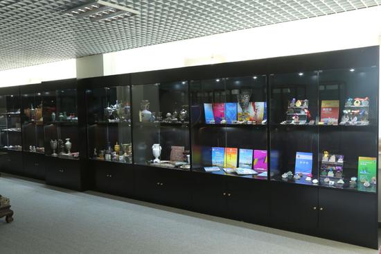 中國首屆馬拉松收藏文化展展出馬拉松獎牌、獎杯、繪畫、雕塑、文獻(xiàn)等近千件