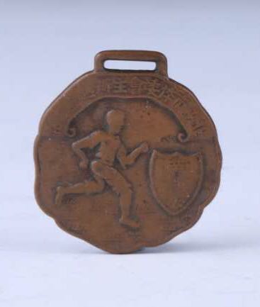 1935年2月24日“北平市体育委员会主办第一次越野赛跑”奖牌
