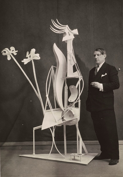 1932年，毕加索与他的雕塑作品《花园中的女人》。图片来源：RMN-Grand Palais （musée Picasso de Paris)）/ Mathieu Rabeau