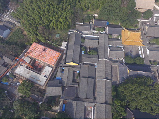 通过无人机高空俯拍获取的案发现场全貌