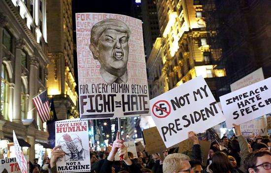 2016年11月12日在纽约，抗议者们游行反对特朗普。