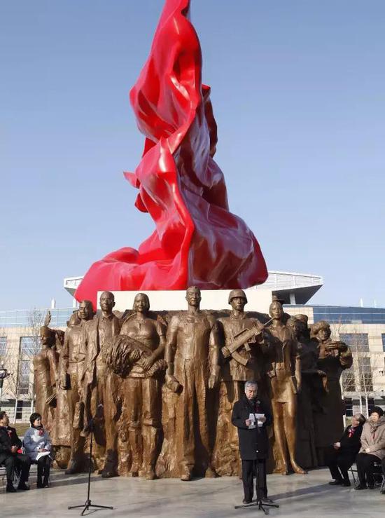 鲁美集体创作的大型组雕《旗帜》在中央党校揭