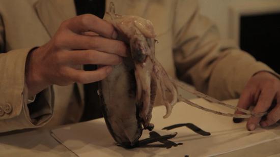 《潮湿的流浪者》（The Wet Wet Wanderer，2011）截屏。图片：Courtesy Laure Prouvost.