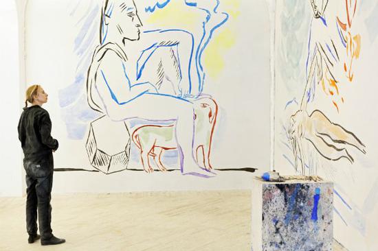 2016年5月,Camille Henrot 在创作《星期一》( Monday)Fondazione Memmo。图片:courtesy Daniele Molajoli