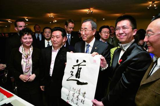 　　2007年3月，吴欢在联合国总部举办“吴氏家族中国书画展”，时任联合国秘书长潘基文亲临开幕式并致辞。图为潘基文（中）接受吴欢（左二）赠送的书法作品“道”。