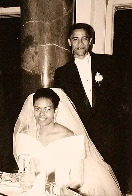 1992年，米歇尔·罗宾森（Michelle Robinson）和巴拉克·奥巴马（Barack Obama）结为夫妻.