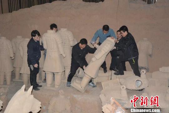 图为工作人员对“山寨兵马俑”进行销毁。 临潼区委宣传部供图